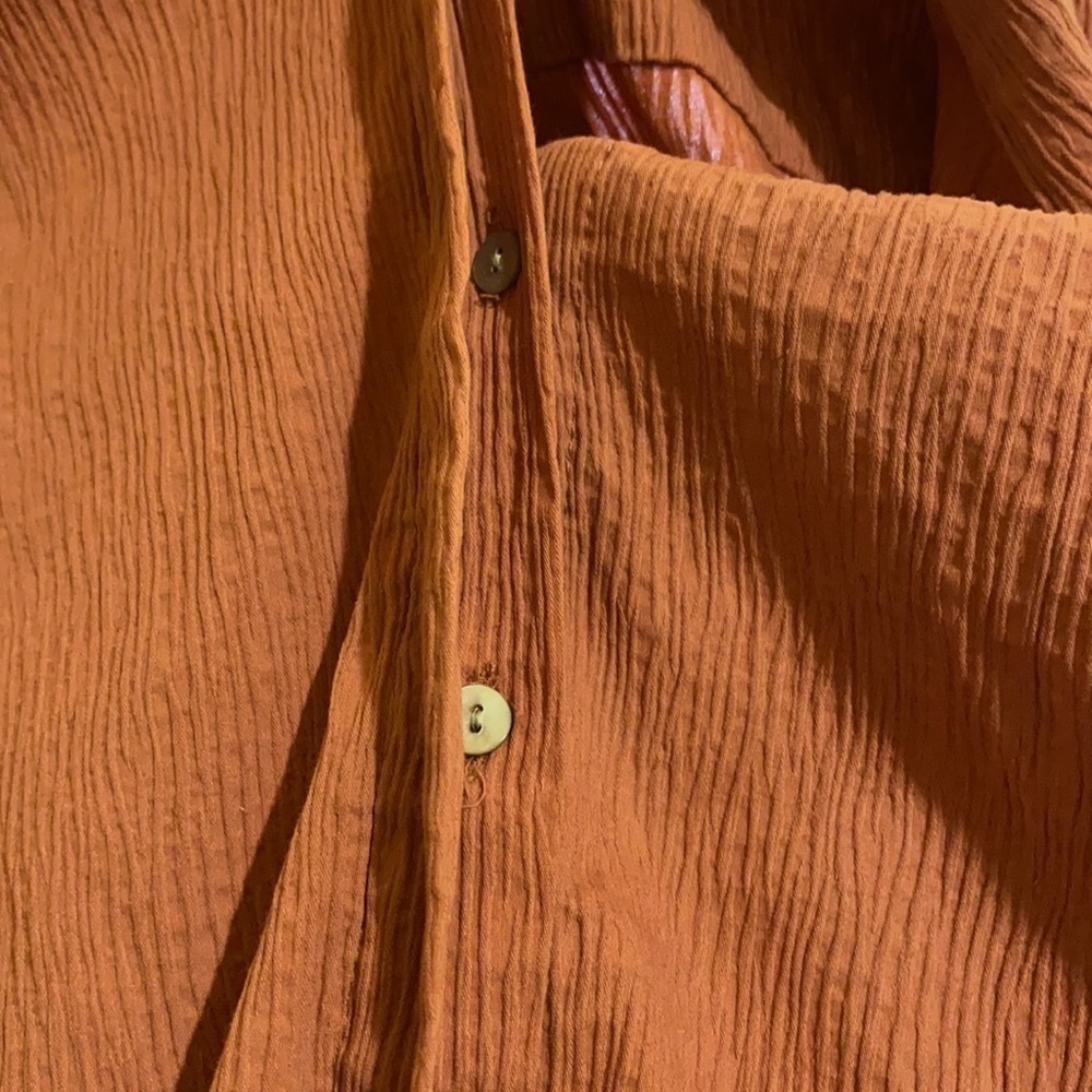 Marla Wynne Crinkle Fabric Button Down Top - Picture 6 of 6